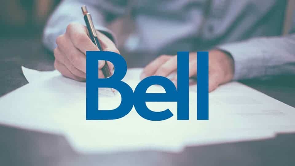 Personne écrivant sur un document avec un stylo, surmonté du logo bleu de Bell