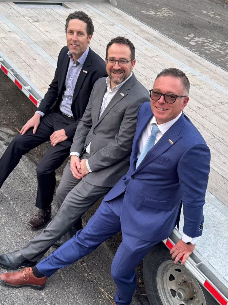 Étienne Bouchard est entouré de ses partenaires, Frédéric Chabanne et Frédéric Albert